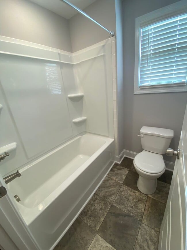 Building Photo - Move in with credit approval