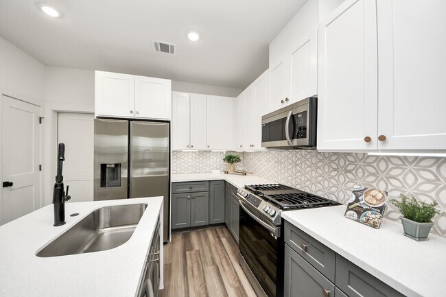 Building Photo - 6018 Knox St