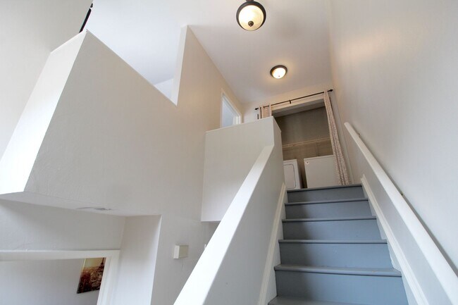 Building Photo - 1420 Bradley Dr