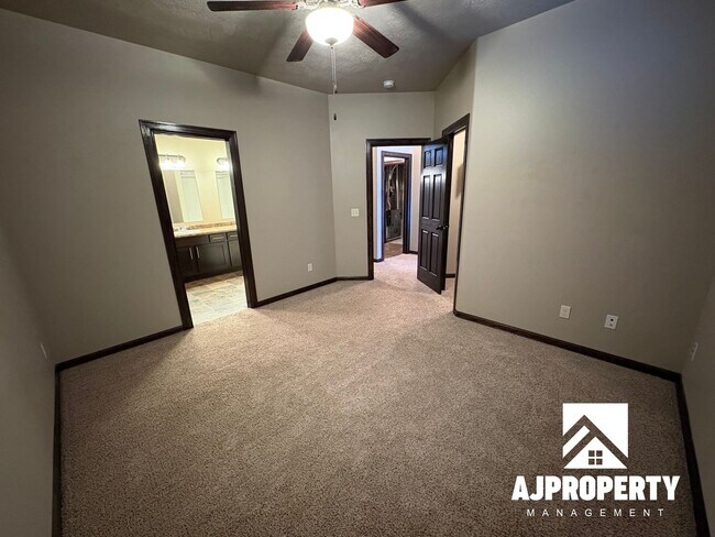 Building Photo - 9402 W Broek Dr