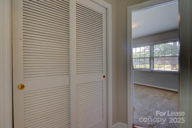 Building Photo - 6412 Tomahawk Ln