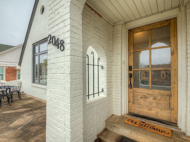 Building Photo - Stylish & Fully Furnished Home in the Hear...