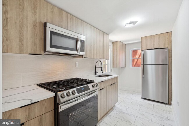 Building Photo - 7 E Oxford St