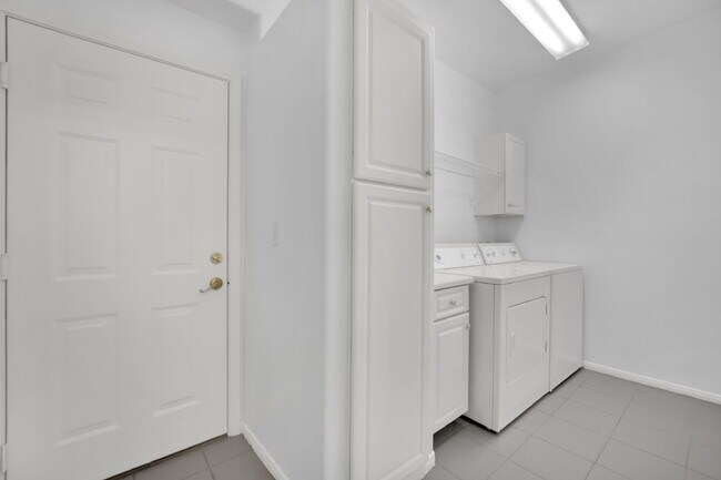 Building Photo - Experience Las Vegas in style and comfort with this beautiful first-floor 3-bedroom condo