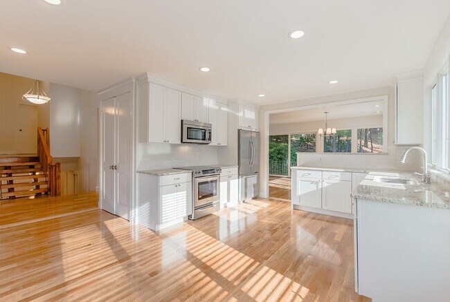 Building Photo - 264 Country Way