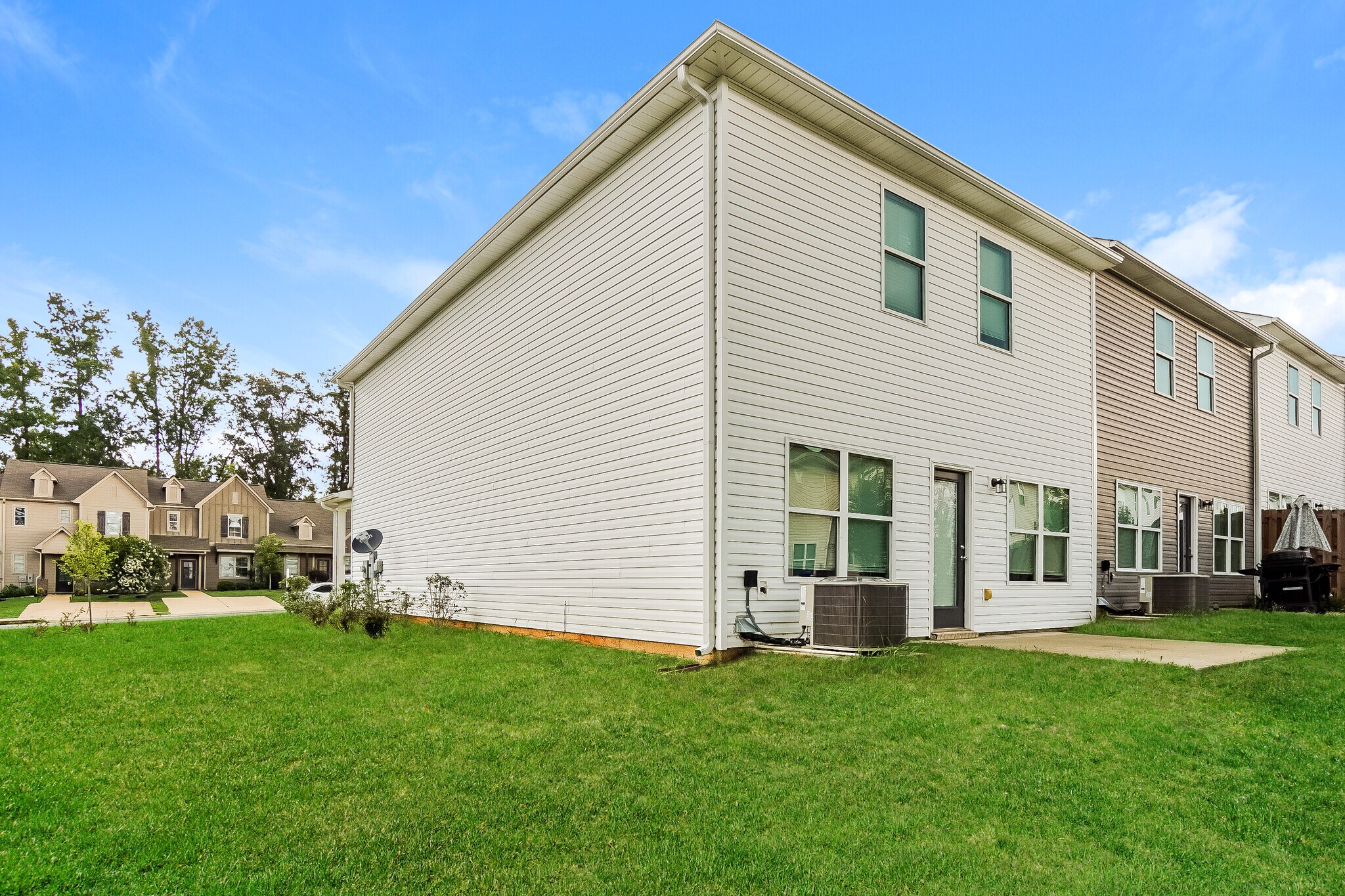 Building Photo - 585 The Heights Ln
