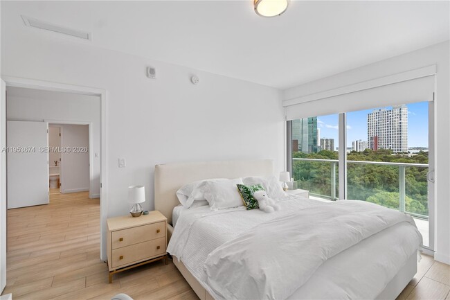 Building Photo - 1600 SW 1st Ave