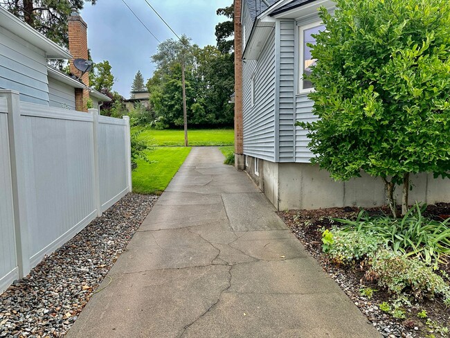 Building Photo - Charming Downriver Home