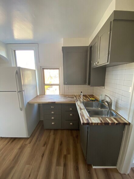 Kitchen - 1524 W Dean Ave