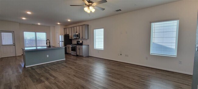 Building Photo - 307 Charter Oak Dr