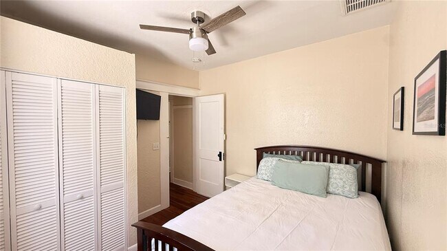 Building Photo - 905 Jones St