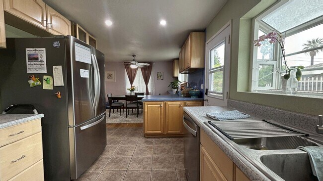 Building Photo - Spacious 4 Bedroom, 3 Bathroom Redlands Home!