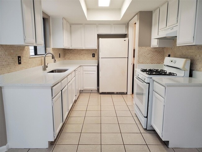 Building Photo - 9008 Sanger Dr