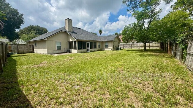 Building Photo - 8943 Country Bend Cir N