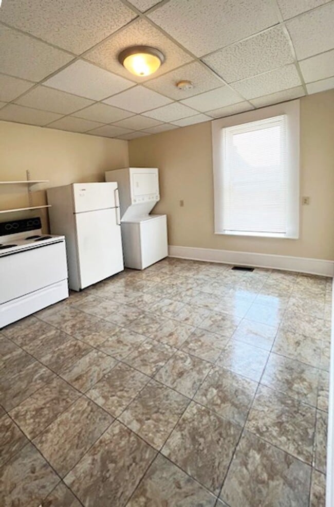 Building Photo - AKS390