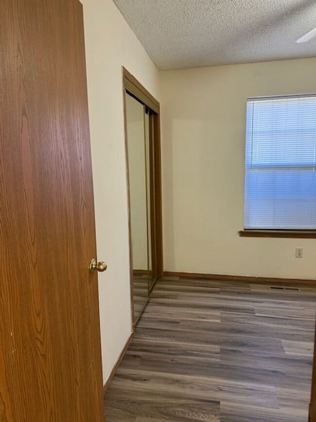 Building Photo - Nice 3 bedroom house in South Springield