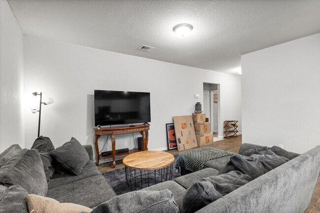 Building Photo - 129 Jubilee Dr