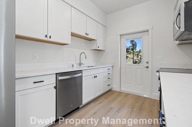 Building Photo - 4020 Dewey Rd