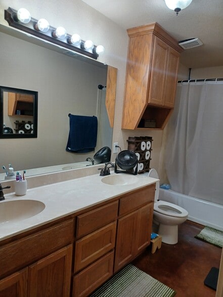 Building Photo - 809 Golf Course Rd