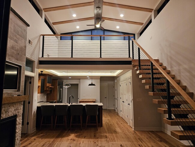 Building Photo - 215 E Pleasant St