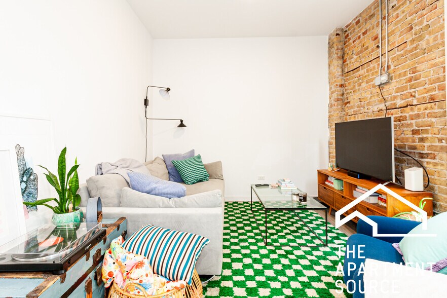 Building Photo - 2739 W Division St