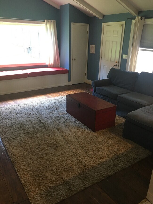 Building Photo - HUGE HOME FOR RENT!!