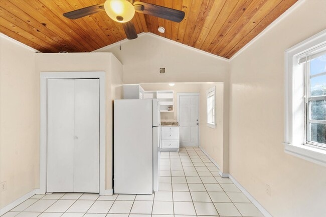 Building Photo - Unfurnished Studio!
