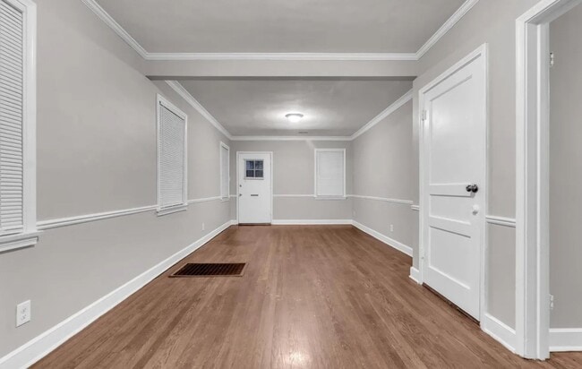 Building Photo - Charming 3BR/1BA Home with Spacious Yard & Great Location