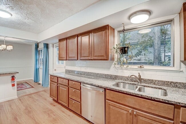 Building Photo - 1326 Meadow Ln