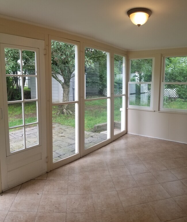 Building Photo - 1519 Pine Knoll Ln