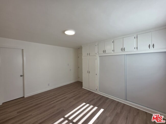 Building Photo - 2400 Vanderbilt Ln