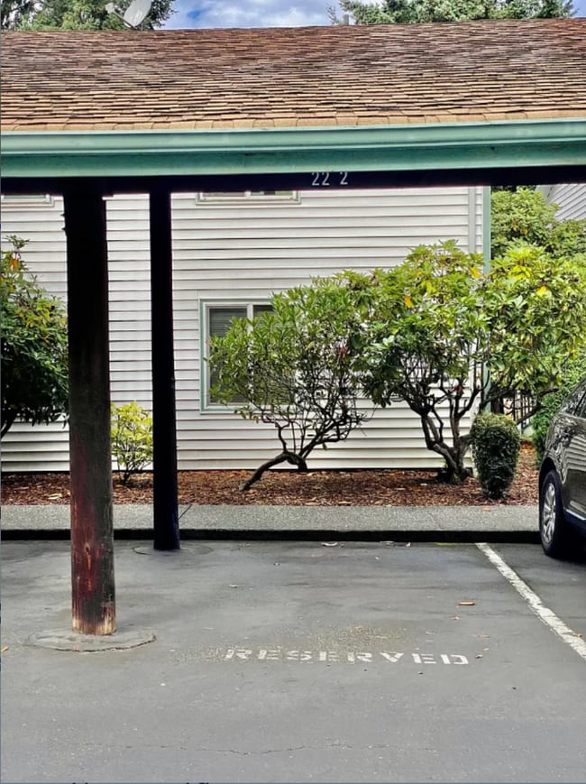 Building Photo - Spacious top floor condo with 3 sizable bedrooms & 2 baths