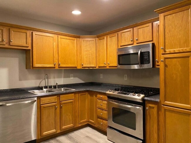 Building Photo - 3004 Arrowhead Dr