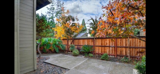 Building Photo - Spacious and beautiful 3 bedroom 2 bath ho...