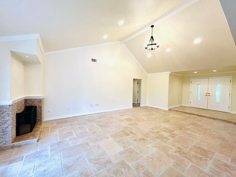 Building Photo - 1800 Yermo Pl