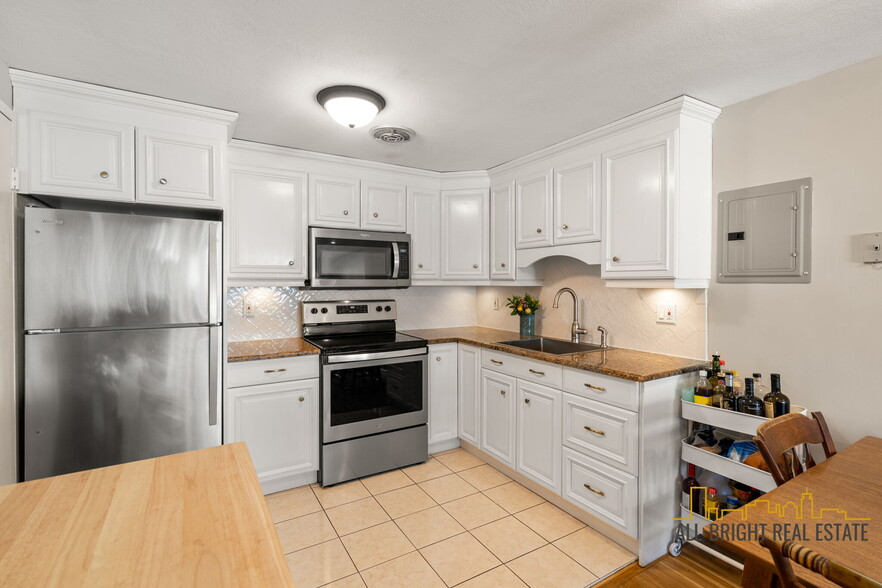 Primary Photo - 225 Baker St