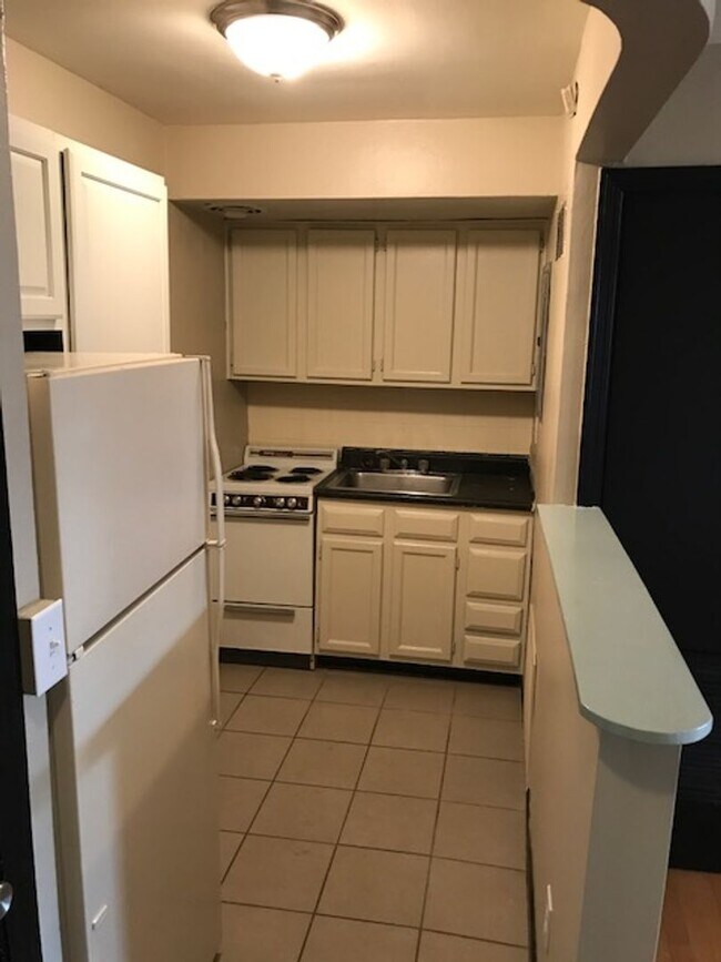 Building Photo - One bedroom charmer close to St Francis Park