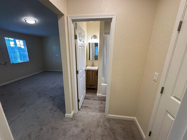 Building Photo - Beautiful Remodeled 2 bed, 1 Bath Back Lot Unit