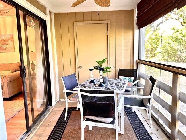 Building Photo - Close to Beach, Shopping, Restaurants!  Fu...
