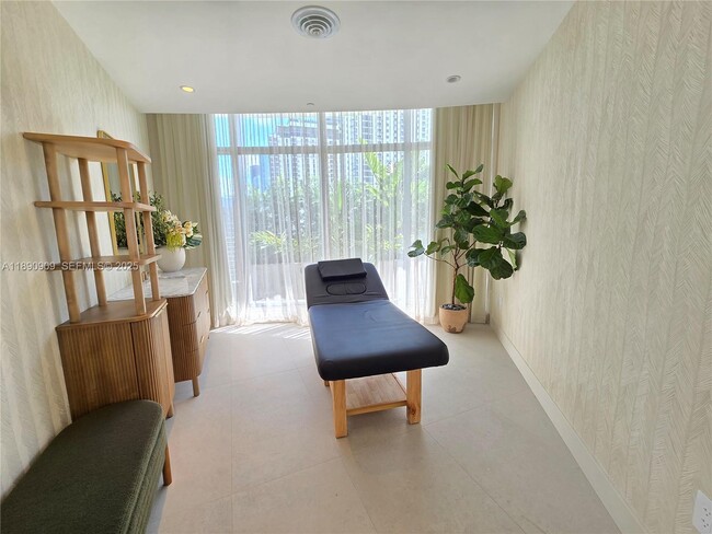 Building Photo - 700 NE 24th St