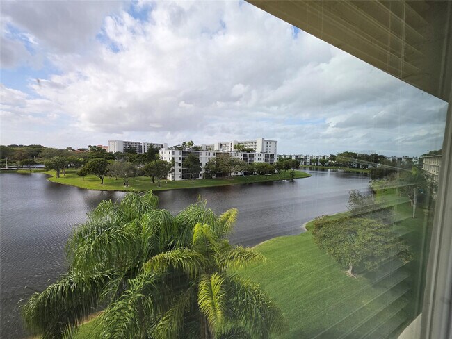 Building Photo - 2108 S Cypress Bend Dr