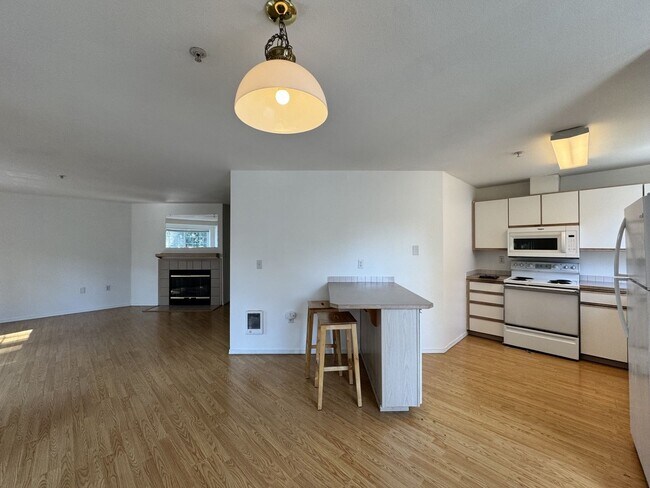 Building Photo - Spacious 3 bed 1.75 bath top floor unit in Des Moines