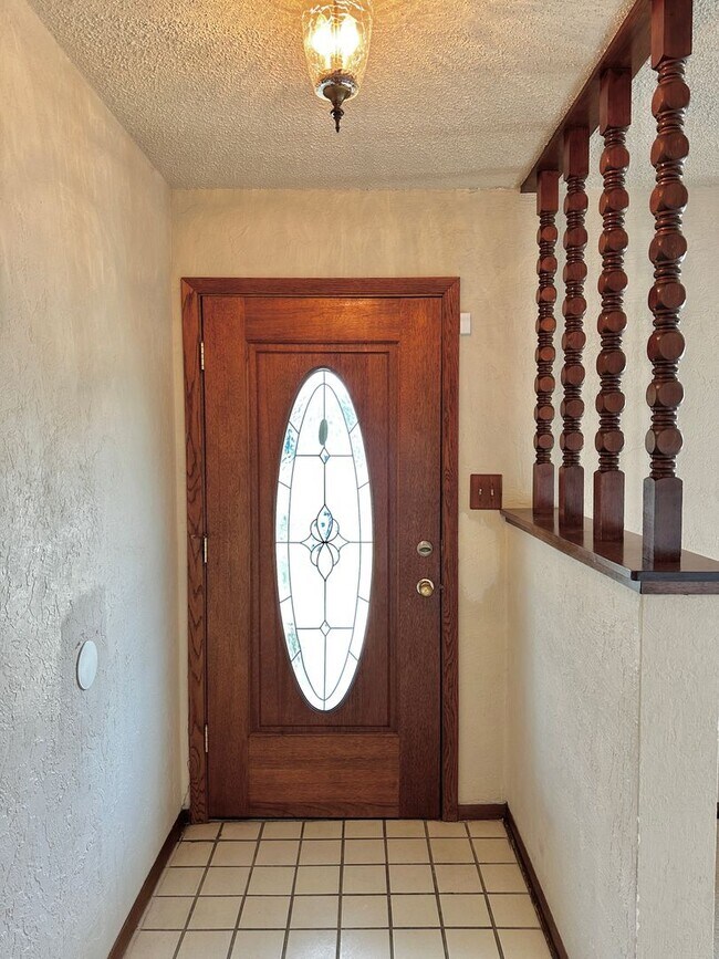 Building Photo - 3 Bedroom