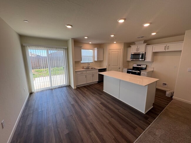 Building Photo - Tulare smart home, DR HORTON built home Available Now! Energy efficient