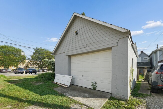 Building Photo - 212 W 3rd Ave