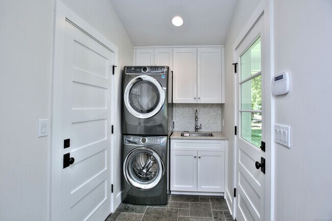 Building Photo - 55 Kings Hwy N