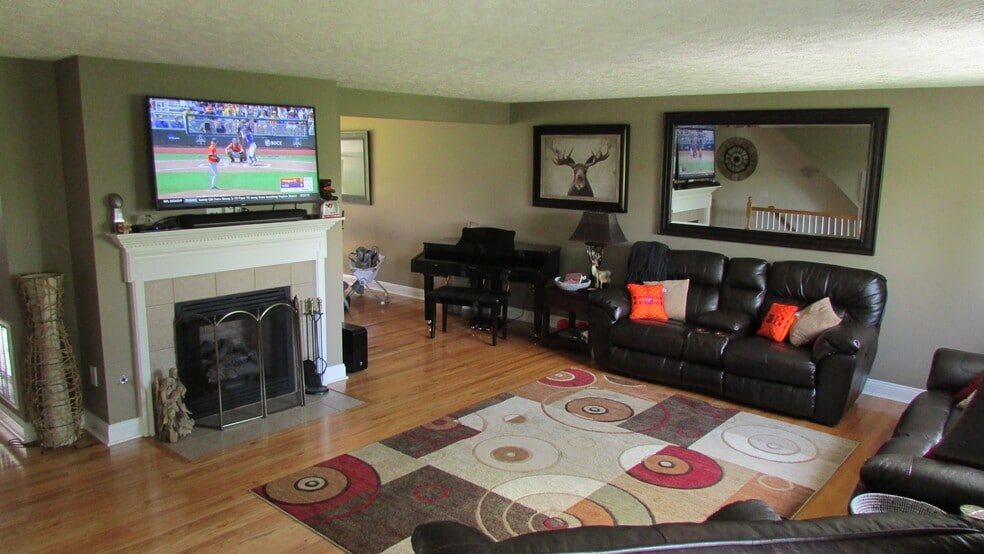 Spacious living room. - 720 Oaktree Blvd
