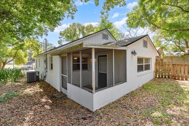 Building Photo - Stylish 3/2 Renovated Bungalow with a Deta...