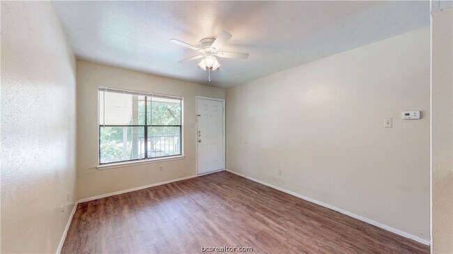 Building Photo - 303 Manuel Dr
