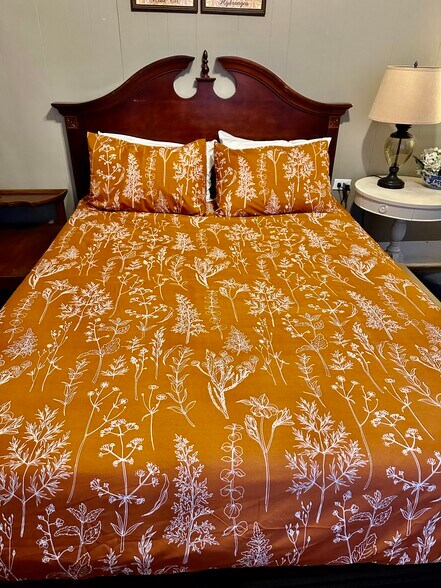 Bedroom 1 Queen Bed - 2811 Buena Vista St